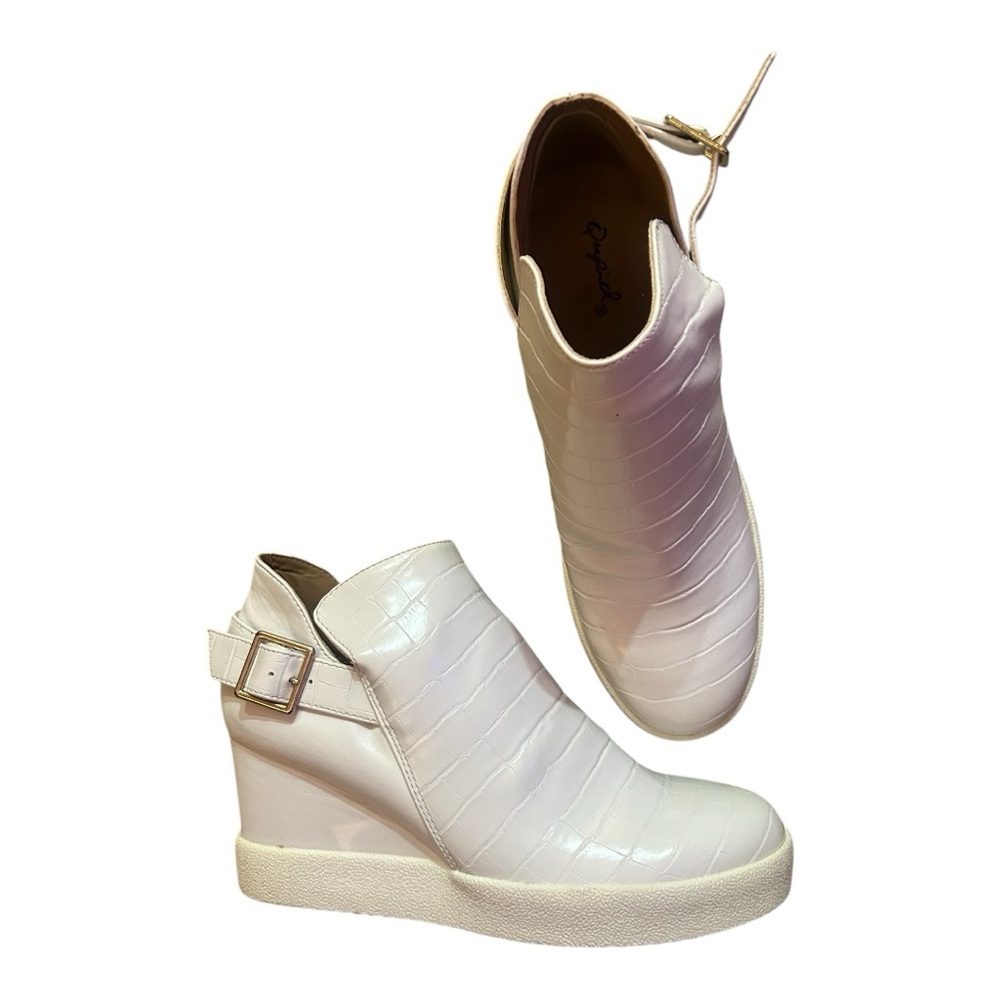 Qupid faux leather white booties size 8.5 New